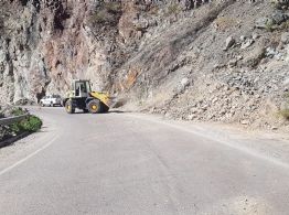 Despejan derrumbes en la Quebrada Las Angosturas y piden precaución al circular