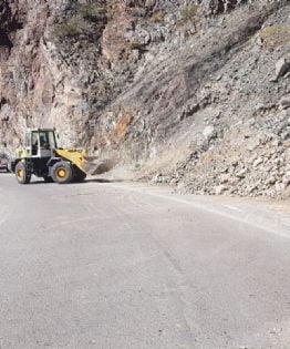 Despejan derrumbes en la Quebrada Las Angosturas y piden precaución al circular