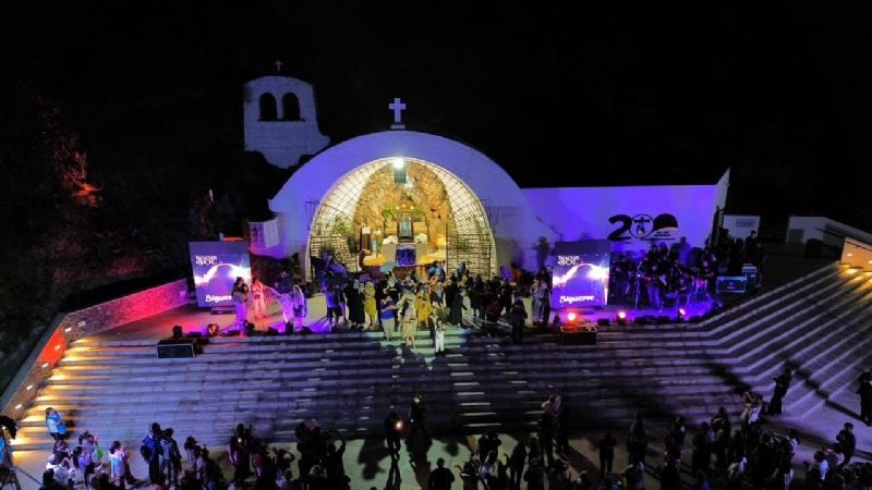 La Noche del Sol convocó a los fieles  en torno a Jesús Eucaristía en la Gruta