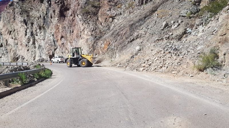 Despejan derrumbes en la Quebrada Las Angosturas y piden precaución al circular