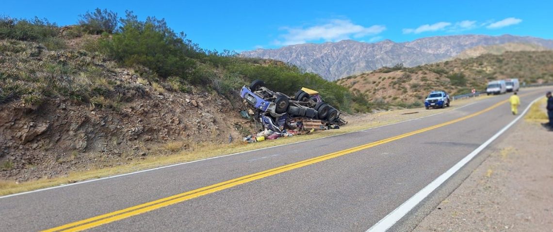 Violento vuelco de un camión en La Cebila