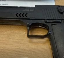 Alarma en una escuela porque un estudiante llevó un arma de juguete