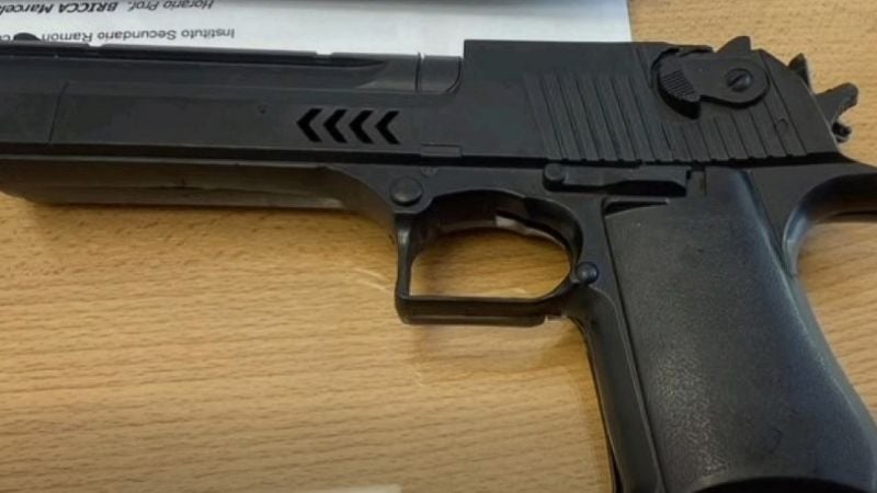Alarma en una escuela porque un estudiante llevó un arma de juguete