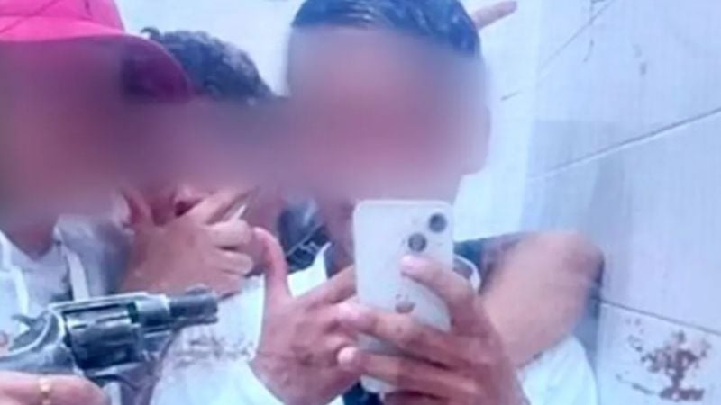 Un alumno se fotografió con un arma en la escuela y allanaron su casa