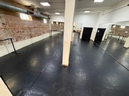 Instalaron un piso especial para danzas en la Sala del Complejo Girardi