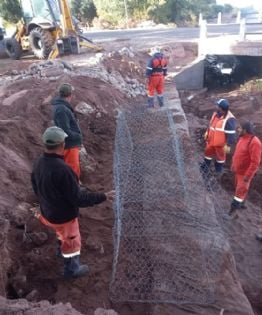 Reconstruyen defensas de una alcantarilla en Ruta 60