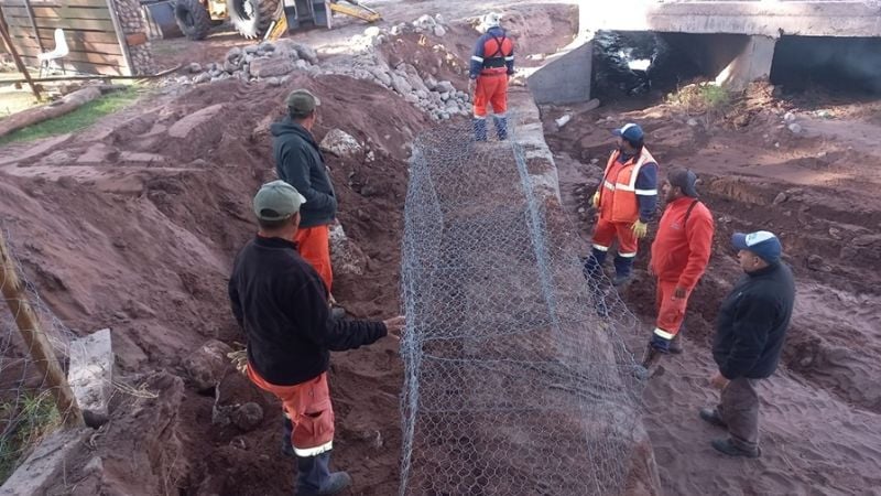 Reconstruyen defensas de una alcantarilla en Ruta 60