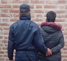 Descubrió al ladrón cuando intentaba violentar la puerta de su vehículo