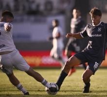 Riestra ganó su primer partido y complicó al “Rojo”