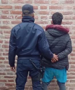 Descubrió al ladrón cuando intentaba violentar la puerta de su vehículo