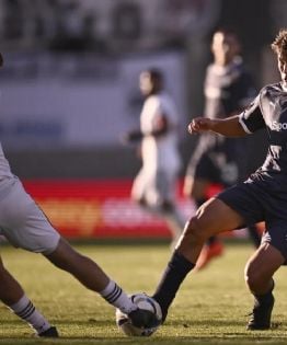 Riestra ganó su primer partido y complicó al “Rojo”