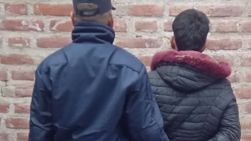 Descubrió al ladrón cuando intentaba violentar la puerta de su vehículo