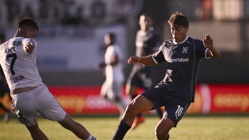 Riestra ganó su primer partido y complicó al “Rojo”