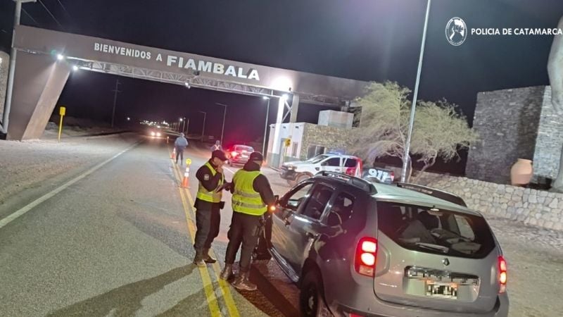 Mega operativo de la policía dejó personas arrestadas, vehículos secuestrados y hasta un arma incautada