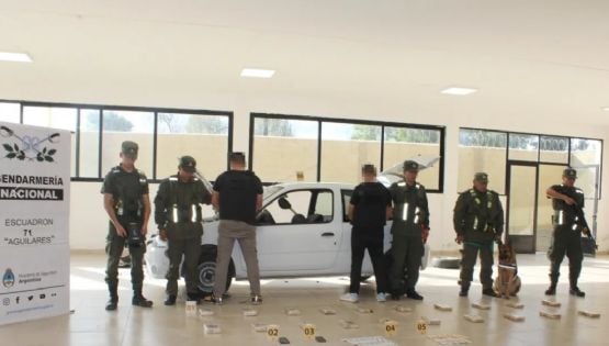 Dos hermanos viajaban con 21 kilos de cocaína en diferentes sectores de un Clío