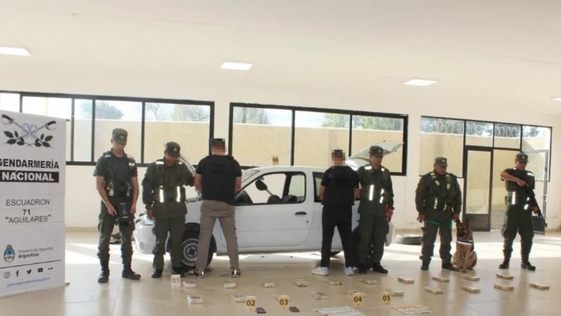 Dos hermanos viajaban con 21 kilos de cocaína en diferentes sectores de un Clío