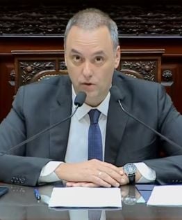 El peronismo apura una sesión única para interpelar y votar la destitución de Adorni