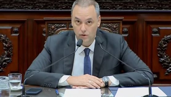 El peronismo apura una sesión única para interpelar y votar la destitución de Adorni
