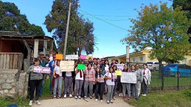Por falta de transporte escolar, alumnos siguen sin asistir a clases