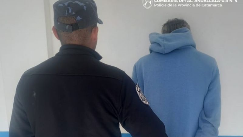 Un hombre fue detenido por agredir con un cuchillo a otra persona