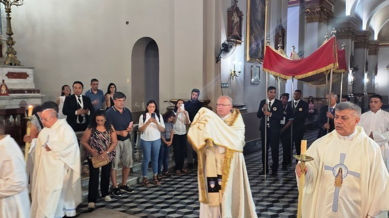 “La Eucaristía no es un mero rito, es el centro, fuente y cumbre de la vida cristiana"