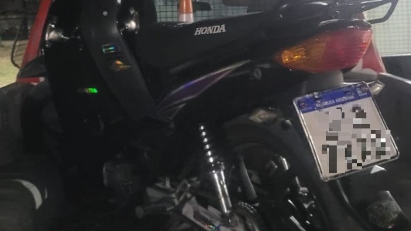 Recuperan moto robada y aprehenden a dos jóvenes