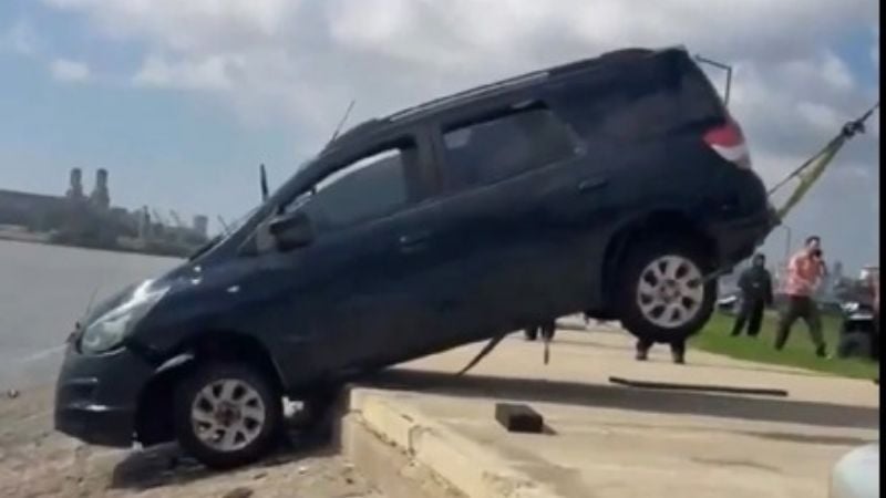 Rescataron a una mujer y a su hija tras caer con su camioneta al río