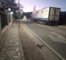 Precaución en Ruta Nacional 40: un camión detenido reduce la calzada en Las Mojarras