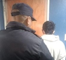Tenía prohibido acercarse a su madre, pero no respetó la restricción
