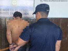 Lo fueron a detener por violencia intrafamiliar, y atacó con un cuchillo a las policías