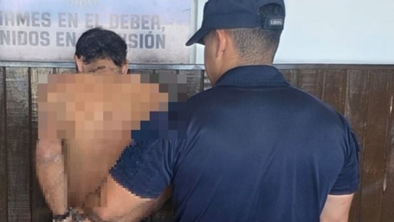 Lo fueron a detener por violencia intrafamiliar, y atacó con un cuchillo a las policías