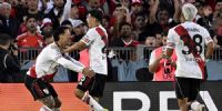 DRIUSSI festeja con Galván el tercer gol de River, ante Begrano de Córdoba.