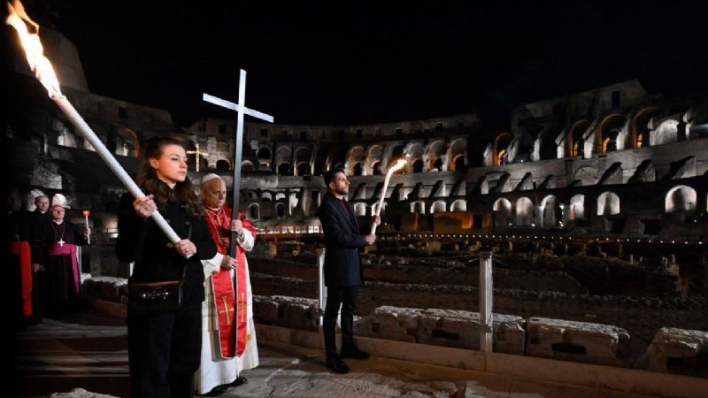 León XIV revive un gesto histórico en el Vía Crucis del Coliseo y conmueve al Vaticano