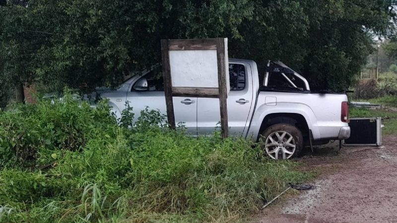 Se quedó dormido al volante y terminó incrustado contra un árbol en plena ruta