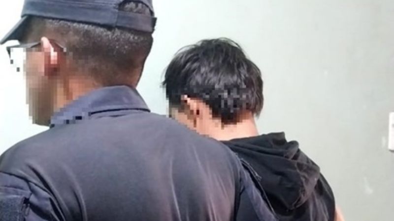 Alcoholizado chocó contra dos autos estacionados