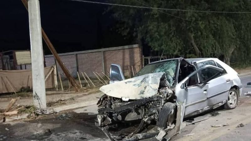 Grave siniestro vial: conductor lucha por su vida tras chocar contra un poste