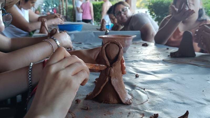 Una virgen hecha con propias manos: la propuesta que emocionó a los visitantes de Pueblo Perdido