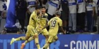 Adam Bareiro celebra con euforia su gol para Boca en el debut por Copa Libertadores, ante Universidad Católica.