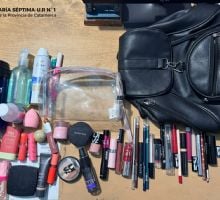 Huyó al ver a la Policía y abandonó una mochila en plena calle