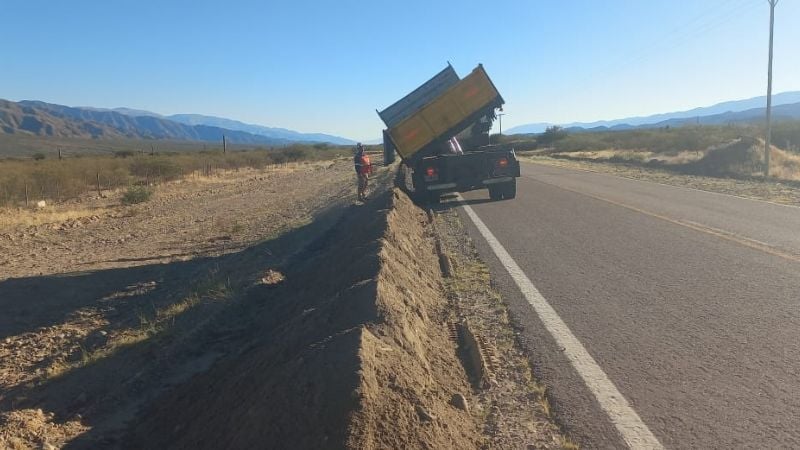 Vialidad Nacional avanza con tareas de mejora en banquinas sobre Ruta 40