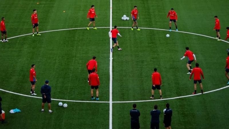 Boca y un obstáculo extra, el césped sintético del Claro Arena