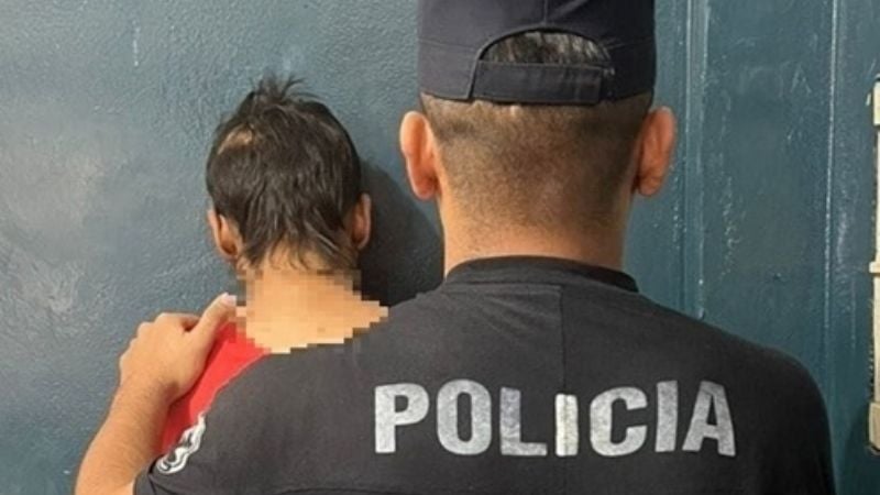 Agredió a su hermana y a un joven que intentó defenderla