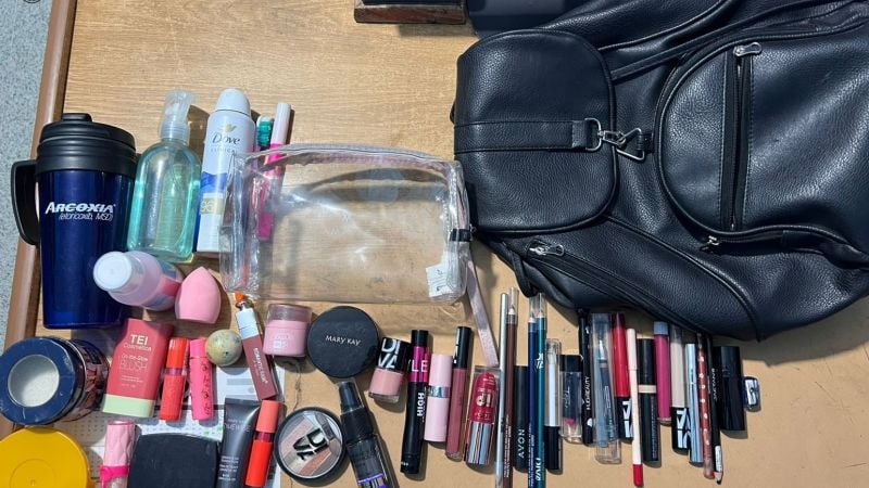 Huyó al ver a la Policía y abandonó una mochila en plena calle