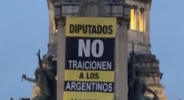 Activistas de Greenpeace intervinieron un monumento en rechazo a la Ley de Glaciares