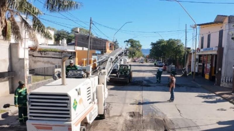 Continuan los trabajos de repavimentación en Av. Mariano Moreno
