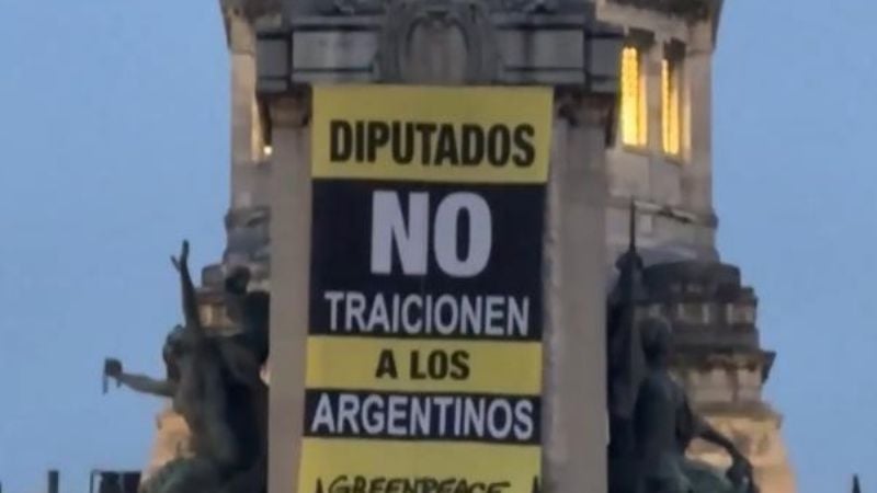 Activistas de Greenpeace intervinieron un monumento en rechazo a la Ley de Glaciares