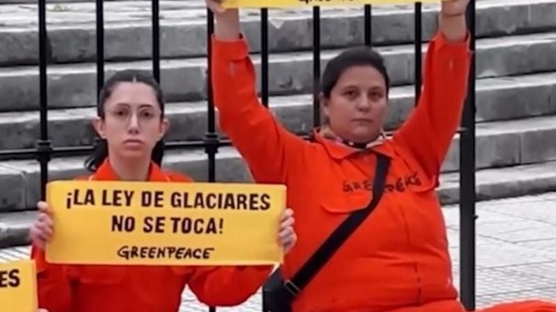 Activistas de Greenpeace intervinieron un monumento en rechazo a la Ley de Glaciares