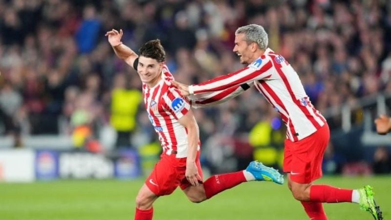 Golazo de Julián y triunfo de Atlético en Barcelona