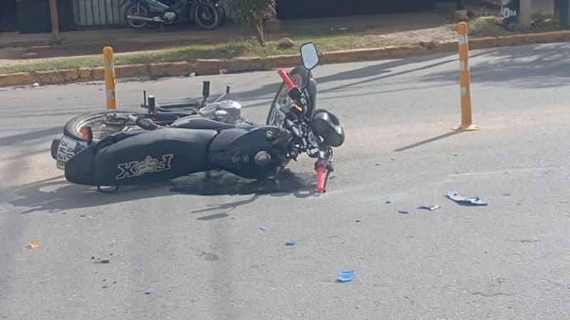 Un hombre sufrió heridas tras un choque entre dos motos