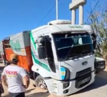 Se hundió un camión en una calle de Valle Viejo
